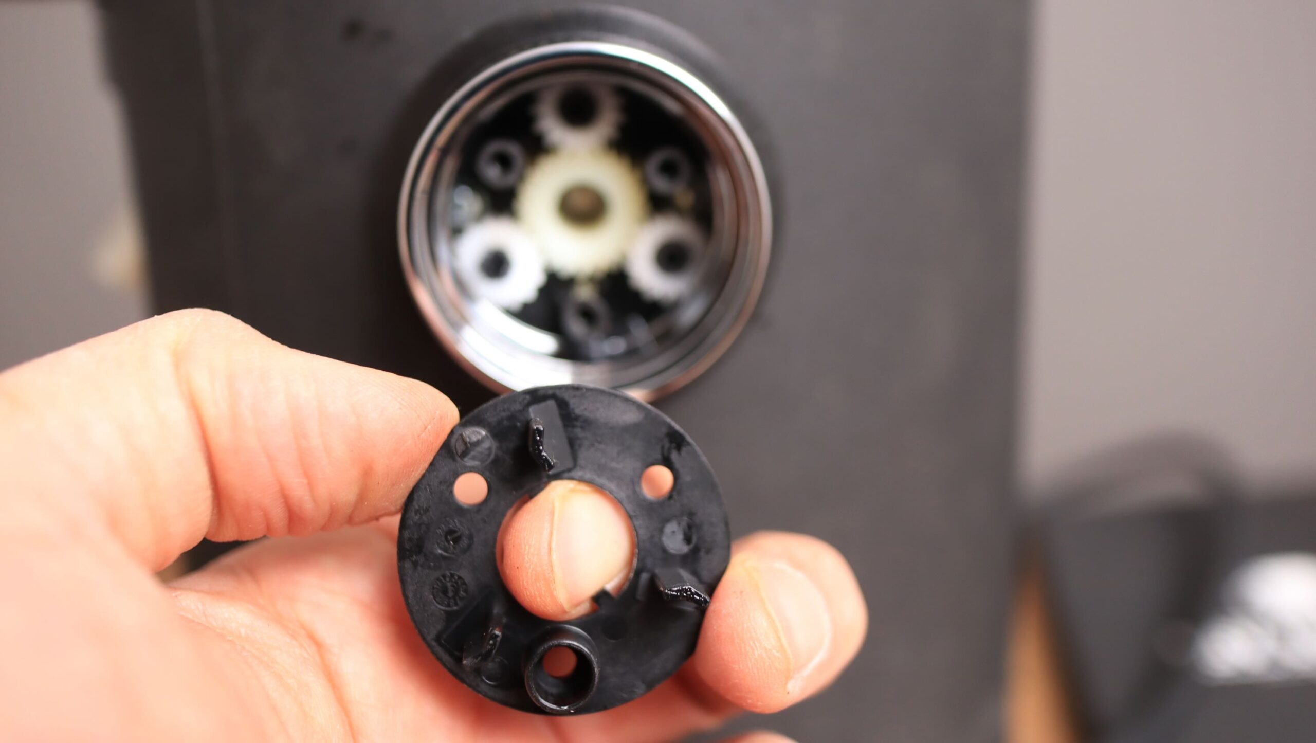 Gear box cover is keyed