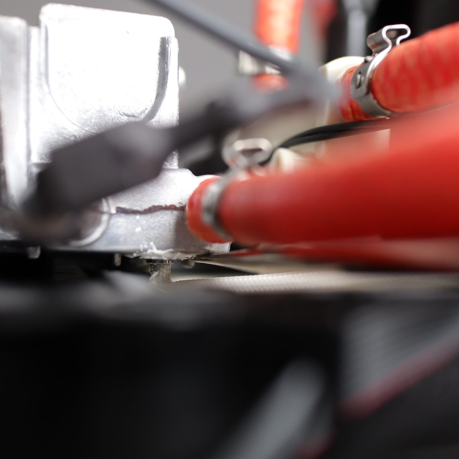 Here we see the thermoprobe, mounted at the exit of the thermoblock.