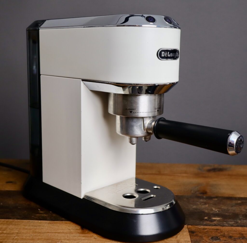 Delonghi Dedica in base mode Delonghi Dedica EC685 Deluxe in white