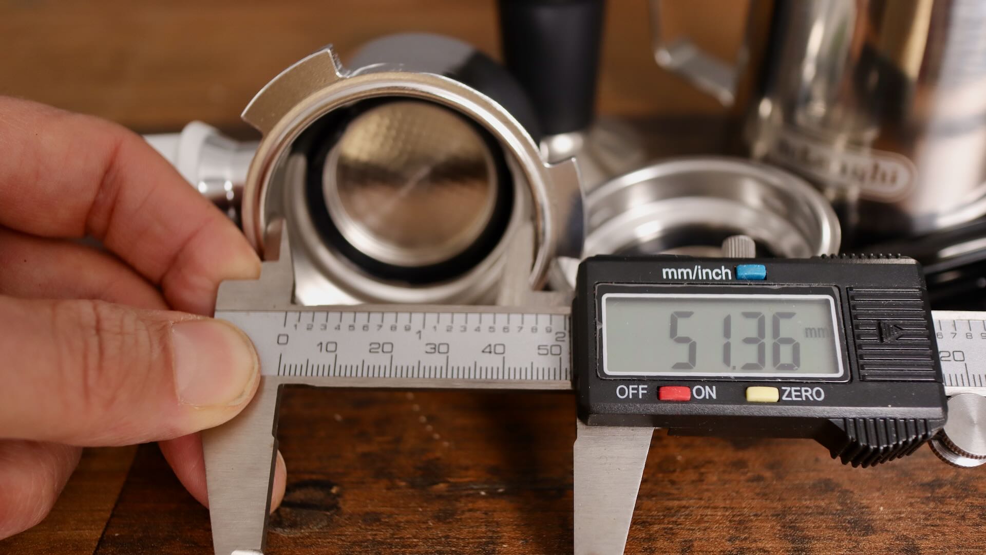 Delonghi Dedica Duo EC890 has a 51mm portafilter