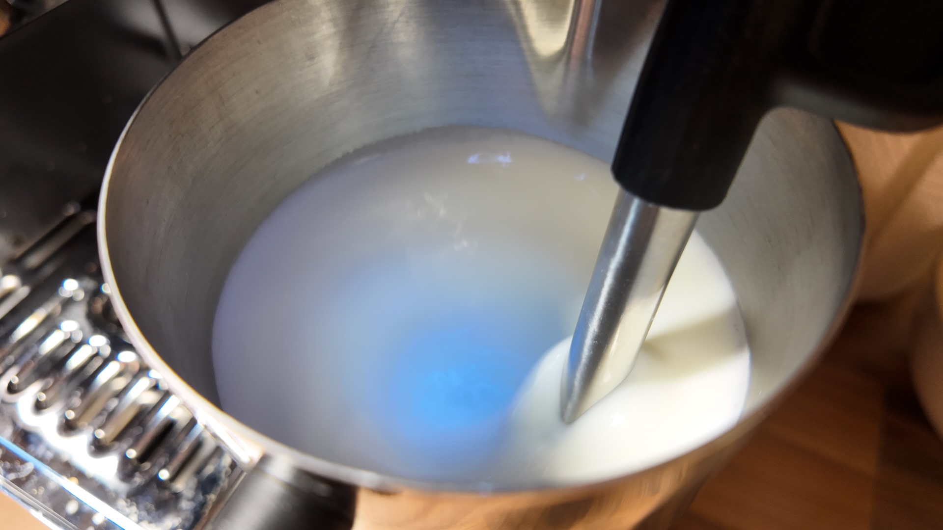 Auto milk frothing on the Ninja Luxe Cafe Pro ES701