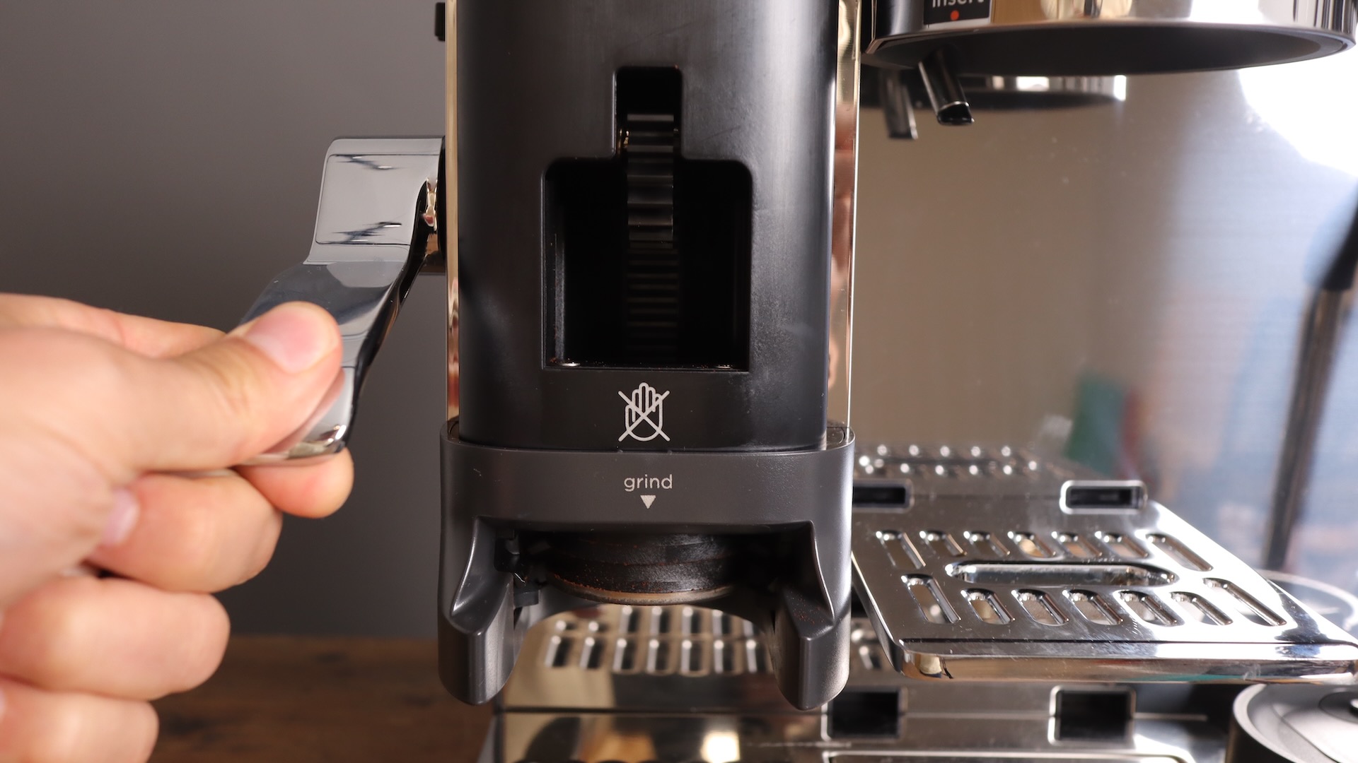 Integrated tamper of the Ninja Luxe Cafe Pro ES701