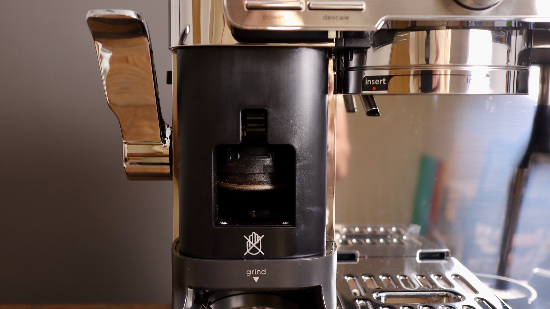 Integrated tamper of the Ninja Luxe Cafe Pro ES701