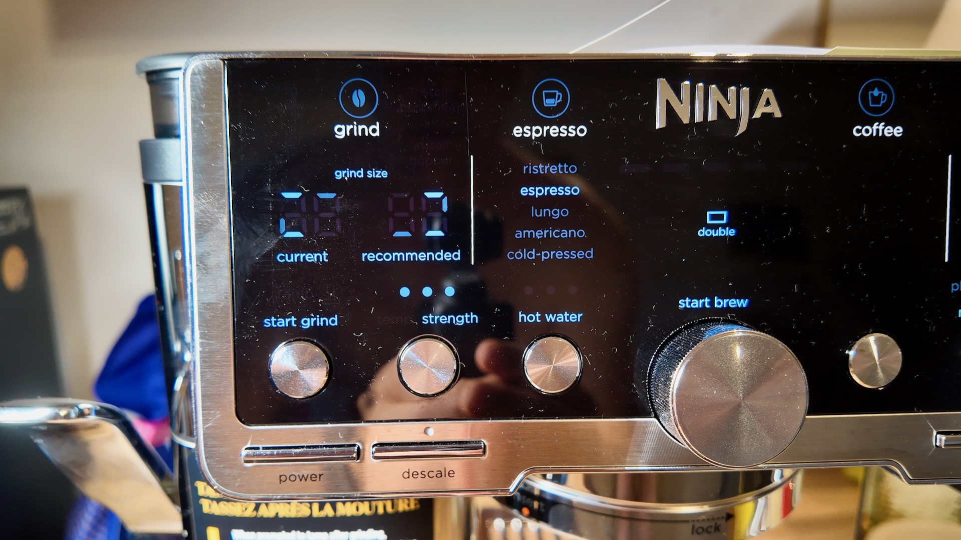Ninja Luxe Cafe Pro ES701 – Taring Portafilter Auto taring of the portafilter on the Ninja Luxe Cafe Pro ES701
