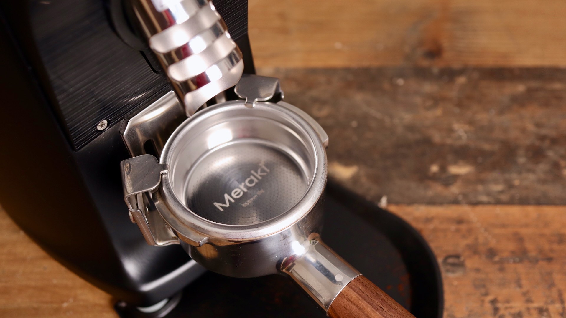 Mazzer Mini holding a portafilter