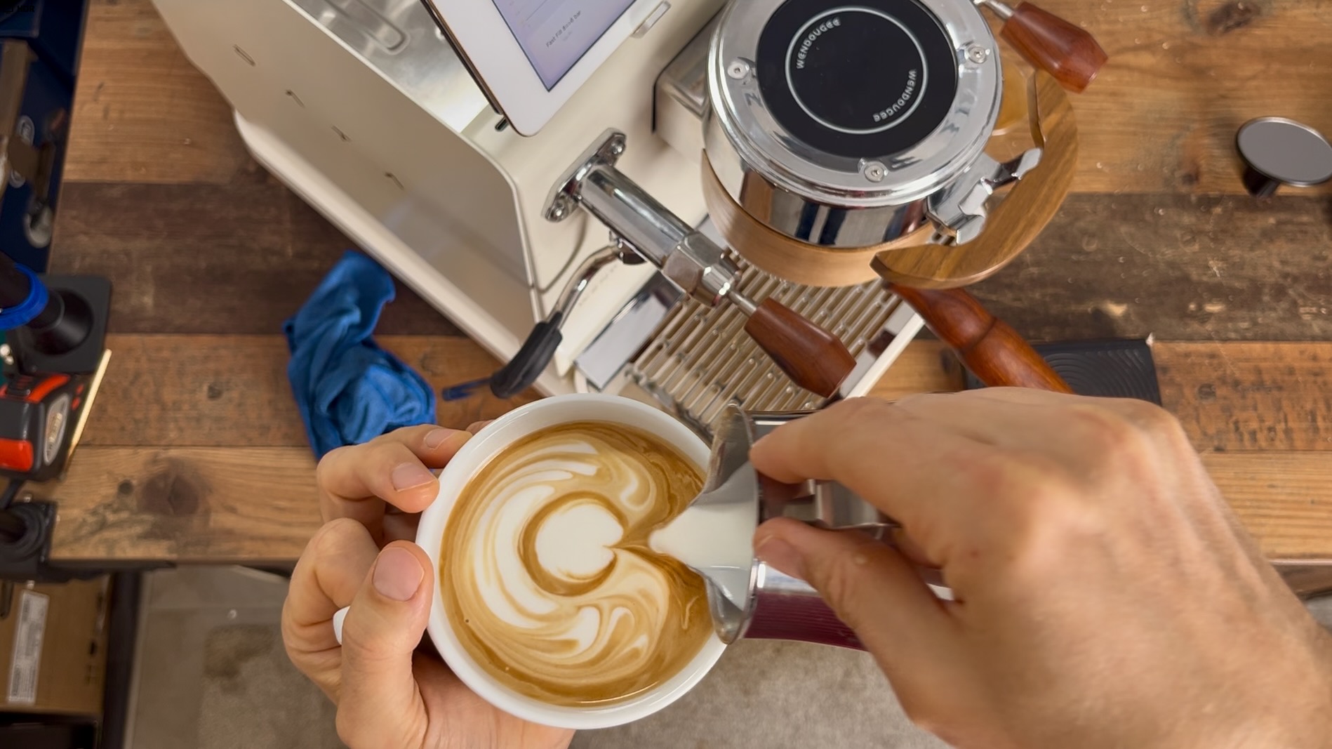 Milk steaming on Wendougee Data S Milk steaming for latte art on the Wendougee Data S.